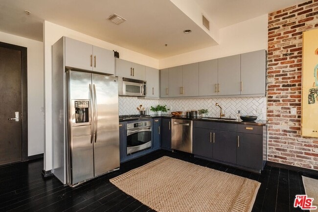 Building Photo - 655 S Hope St