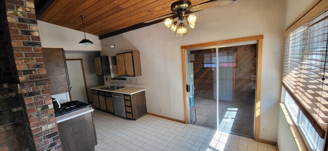 Building Photo - 2 bed 1.5 bath Downtown Bend - Large Master - Fenced Yard
