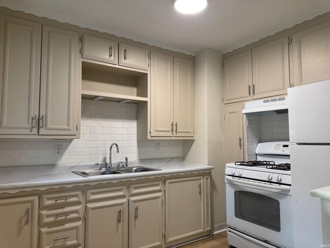 Building Photo - 539 Goshen Ave
