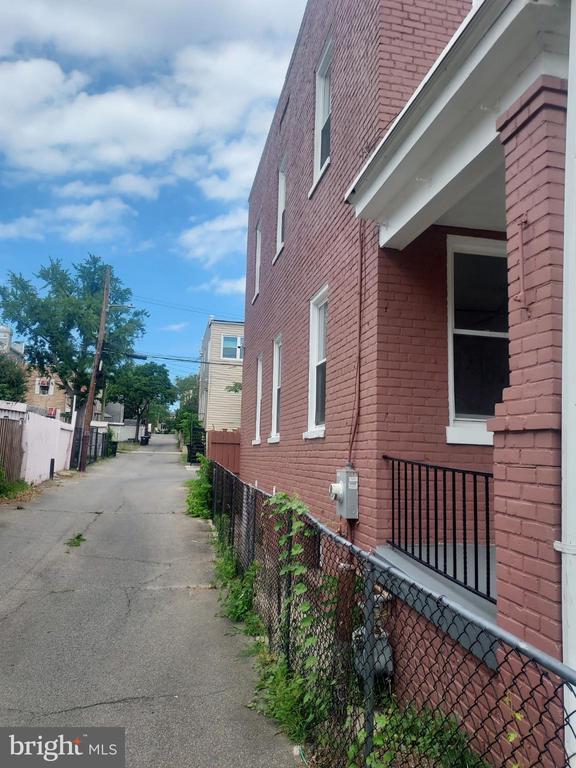 Building Photo - 619 Sheridan St NW