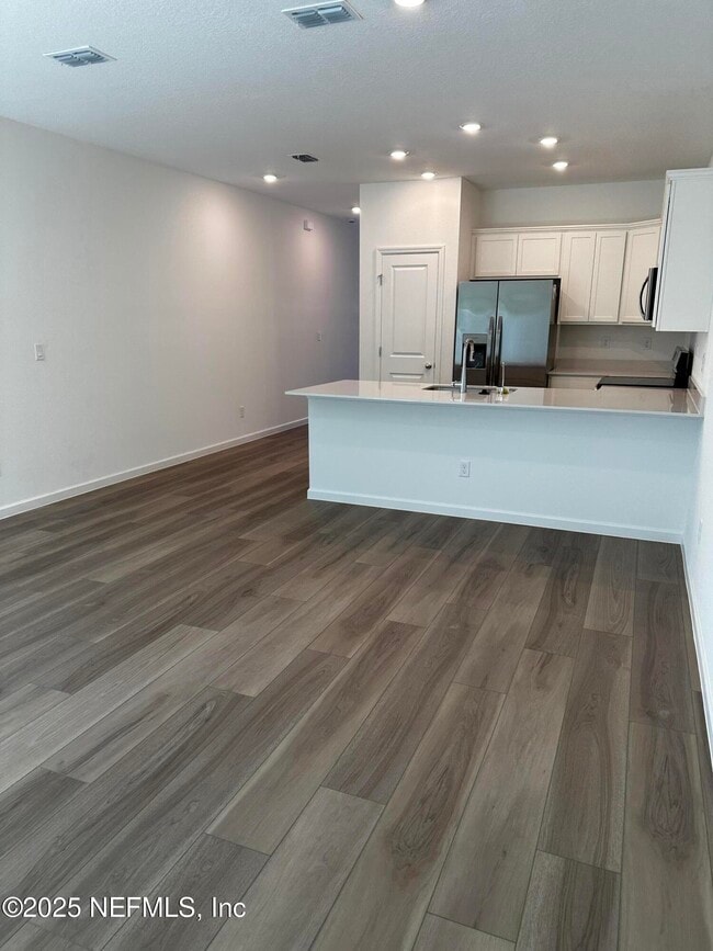 Building Photo - 611 Holly Lks Dr