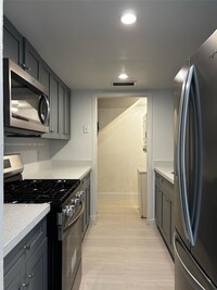 Building Photo - 1305 W 53rd St