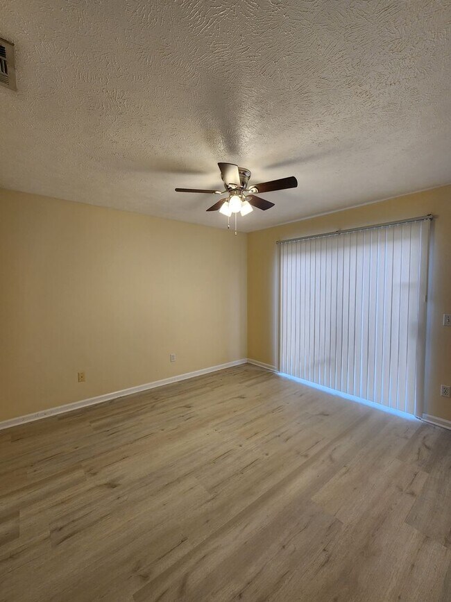 Building Photo - 5434 Sunset Ave