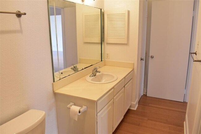 Building Photo - 2425 Underwood St