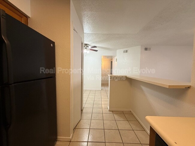 Building Photo - 533 W Guadalupe Rd