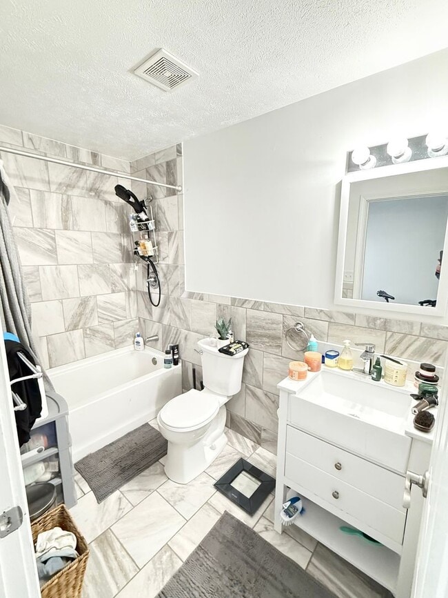 Building Photo - Newly Remodeled 3 Bed Ged 2 Bath Single-Family Home- Modern updates and Prime Location!