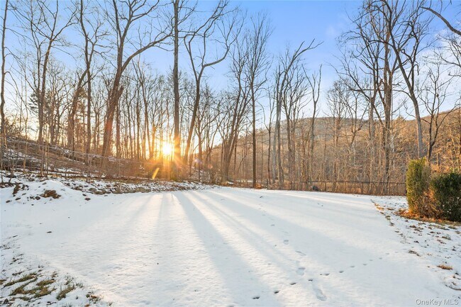 Building Photo - 996 Haverstraw Rd