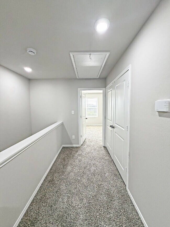 Building Photo - 127 Damon Dv