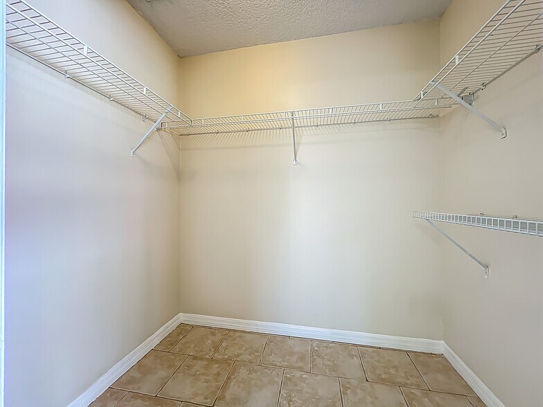 Building Photo - 1115 Naples Dr