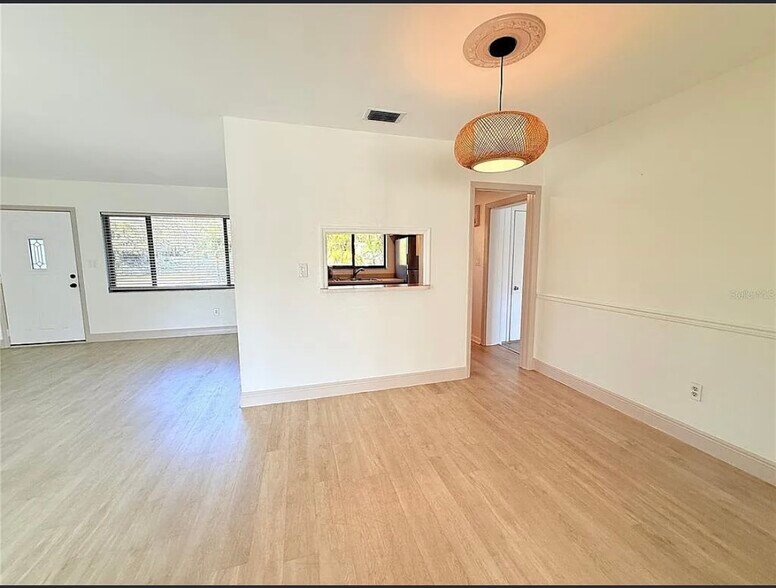 Dining and kitchen bar - 225 Cevera Dr