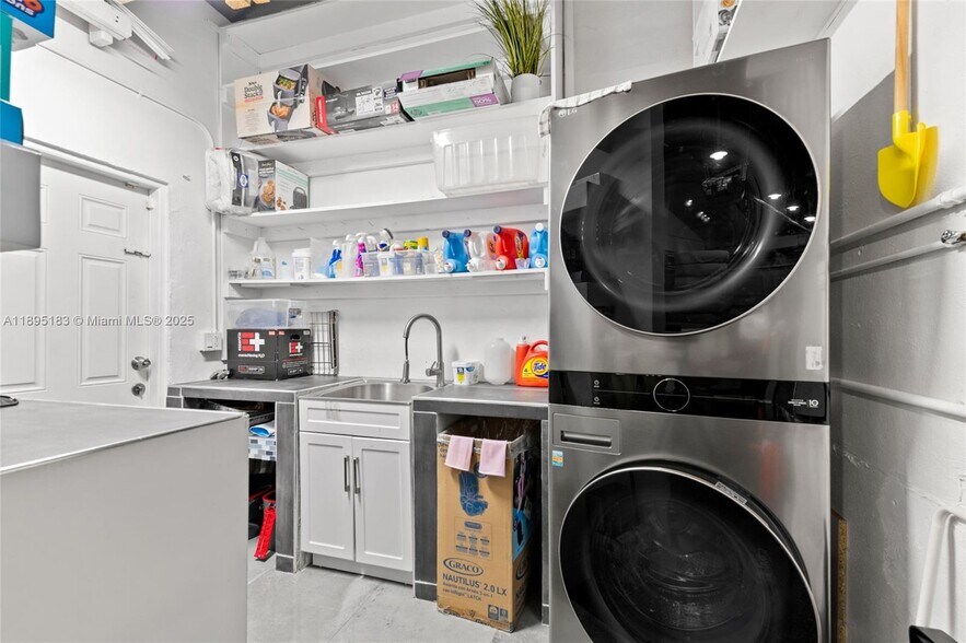 Building Photo - 10626 NE 10th Ct