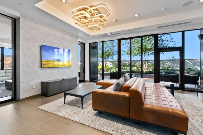Building Photo - Luxury Executive Condo w/AC in the Heart o...