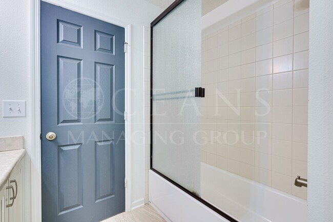 Building Photo - Spacious 4 Bedroom Home with Loft – Prime ...