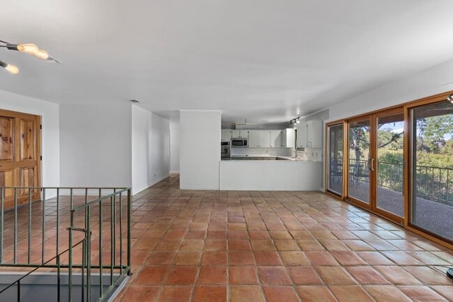 Building Photo - 103 Comet