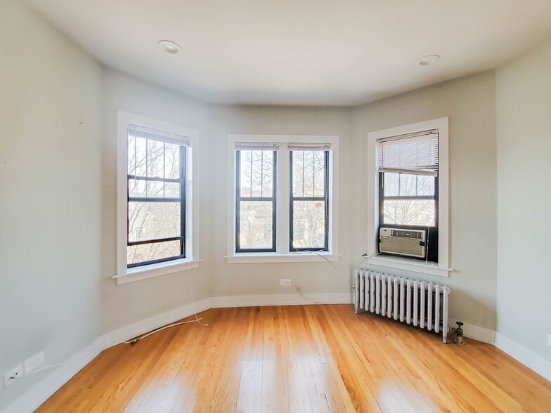 Building Photo - 4549 N Leavitt St
