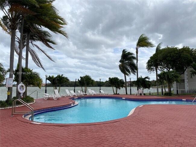 Building Photo - 2841 N Oakland Forest Dr