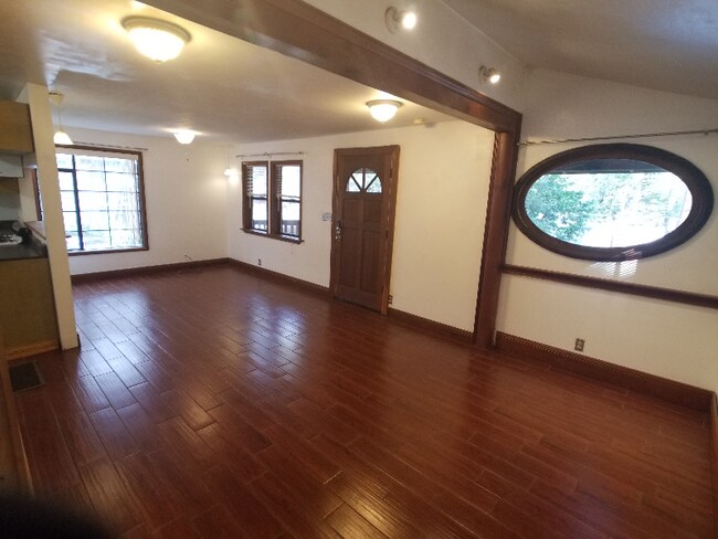 Building Photo - 1537 Maple St