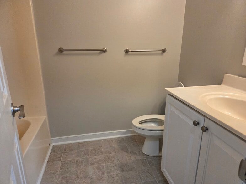 Upstairs hall bath - 12604 Paget Ct