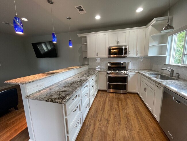 Building Photo - Amazing detached 2/2.5 duplex in Central Austin!!!