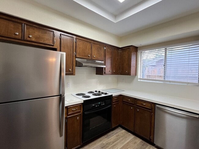 Building Photo - ONE STORY SOUTH SIDE DUPLEX!