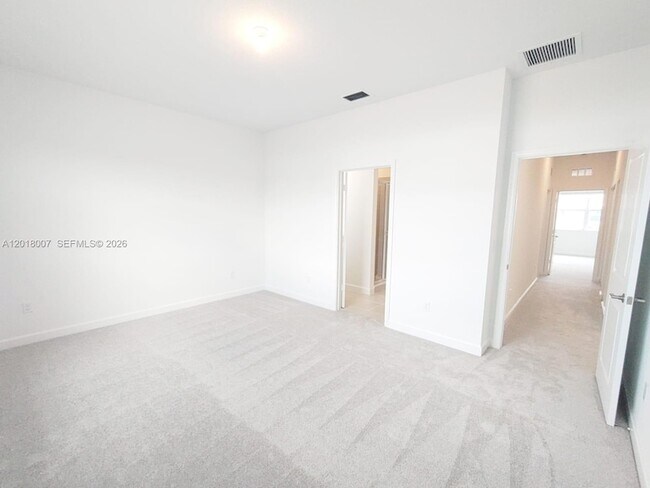 Building Photo - 535 Rivergrass St