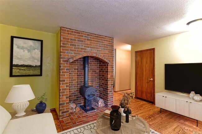 Building Photo - Versatile 3-Bedroom Silver Lake Home with ...