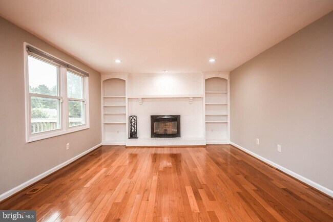 Building Photo - 9627 Locust Hill Dr