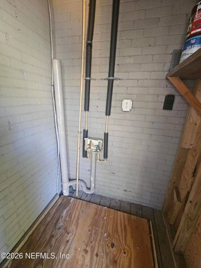 Building Photo - 1425 Silver St