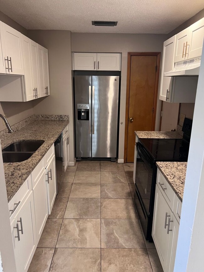Building Photo - 2 Story Condo. Lovely 2 bed/1.5 bath condo