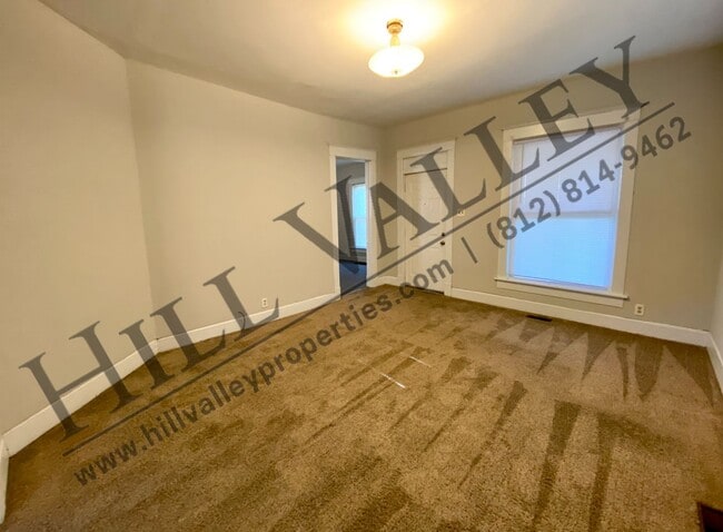 Building Photo - Two Bed, 1 1/2 Bath Home