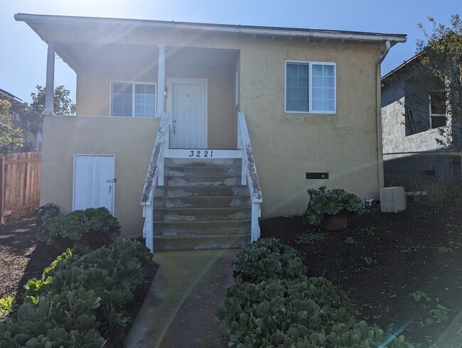 Building Photo - Beautiful 2 bedroom 1.5 bathroom available for rent now