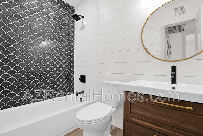 Building Photo - 5513 E Earll Dr