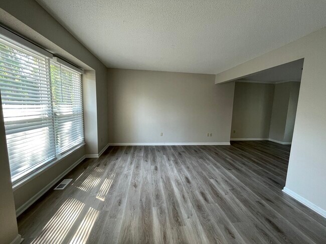 Building Photo - Welcome to this stunning 4-bedroom, 2.5-bathroom home located in the desirable Overland Park.