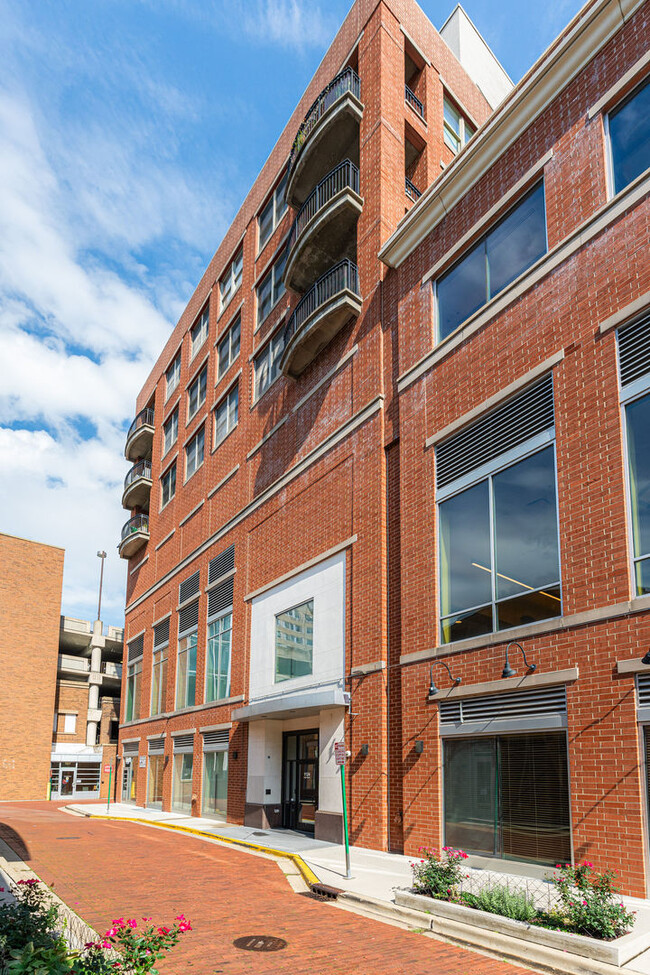 Building Photo - 1124 Lake St
