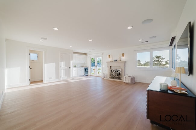 Building Photo - 801 N Rios Ave