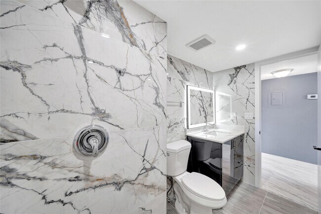 Building Photo - 1100 St Charles Pl