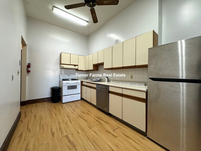 Building Photo - 149 Hillside St