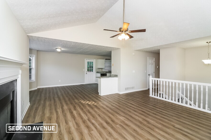 Building Photo - 400 N Hickory Ln