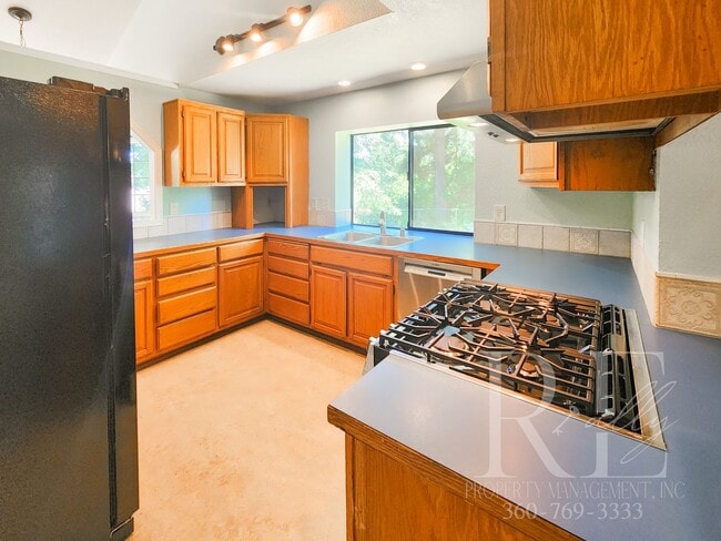 Building Photo - Ridgetop Home in Quiet Neighborhood