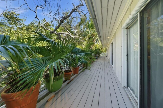 Building Photo - 700 Lands End Dr