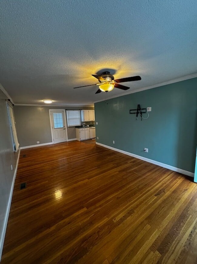 Building Photo - Home for Rent in Middle of Johnson City!