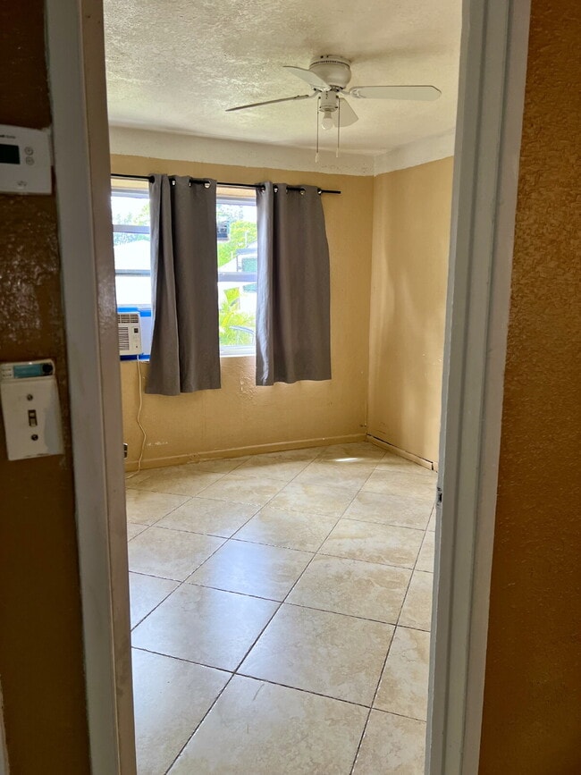 Building Photo - Spacious Master Bedroom Shared Living Spac...