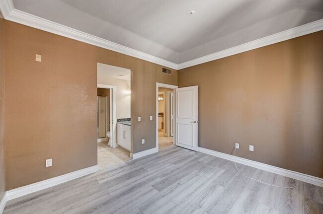 Building Photo - 210 E Flamingo Rd