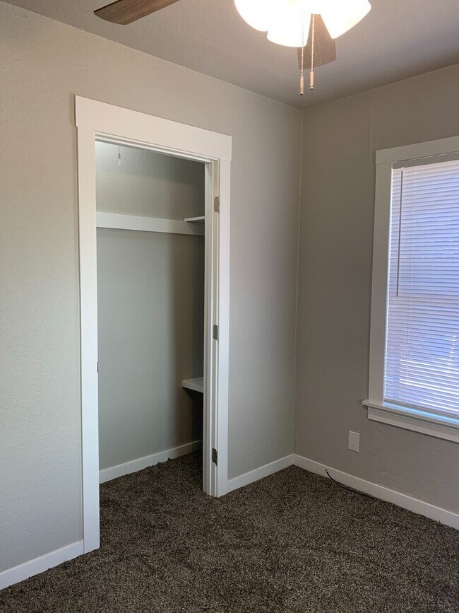 Building Photo - FULLY REMODELED Large 4/2, Close to Enloe and Chico State