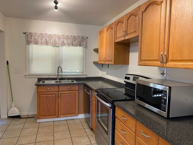 Building Photo - Beautiful 3 bed/2 bath On South Hill!