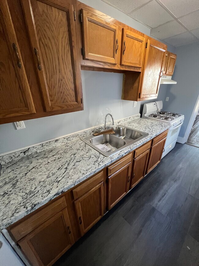 Primary Photo - 85 Deane St