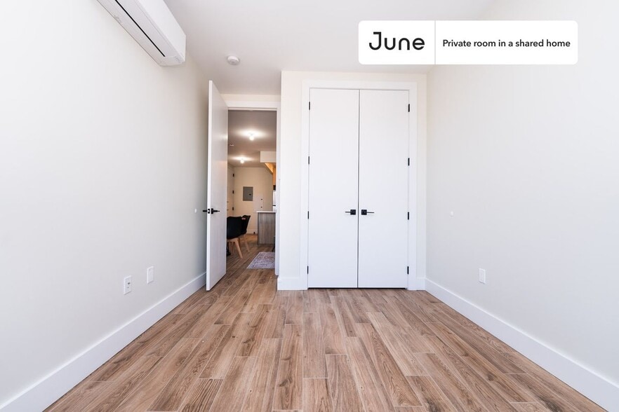 Building Photo - Private bedroom in 2 bed/2 bath Home