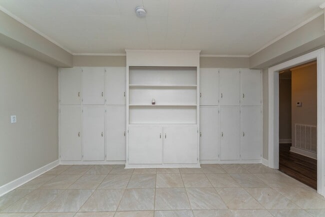 Building Photo - Move-In Ready Comfort – 4 Bed, 2 Bath!