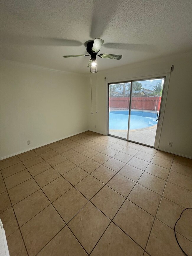 Building Photo - 427 N Santa Ana St