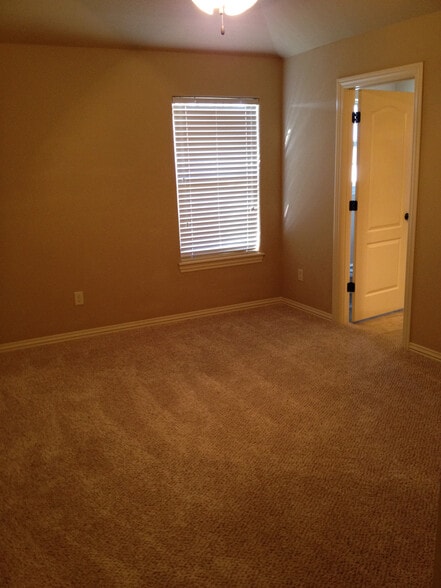 Split floor plan w/ master bdrm, ensuite - 3876 W Mahogany Dr
